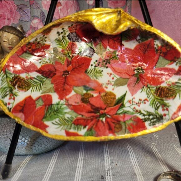 DECOUPAGE CLAM SHELL DECOUPAGE CHRISTMAS POINSETTIA ON A CLAM SHELL TRINKET DISH - Picture 1 of 10